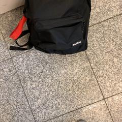 Mochila, ha sido reportado por Eindhoven Airport con iLost