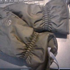 Luvas, como reportado por SnowWorld Landgraaf utilizando o iLost