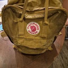 Gele rugzak Fjällräven Kanken, som rapportert til iLost