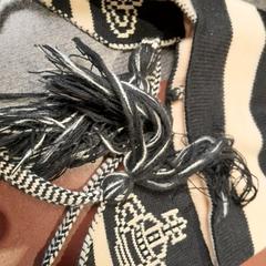 Gorro noir et blanc, segons ha informat TCL mitjançant iLost