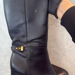 Tacchi, come riportato da Van der Valk Hotel Amsterdam-Amstel utilizzando iLost