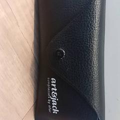 Caixa de óculos com óculos no interior Art&jack, como reportado por RRReis IJssel-Vecht utilizando o iLost