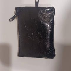Monedero negro, ha sido reportado por RÍO Shopping - Valladolid con iLost