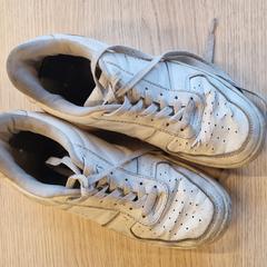 Zapatilla de deporte wit leder, ha sido reportado por Gemeente Leopoldsburg con iLost