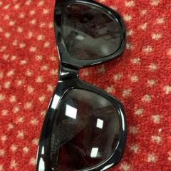 Eguzkitako betaurrekoak, gisa salatu by Pathé Amsterdam Noord iLost erabiliz