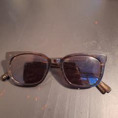 Sunglasses, iLost'a bildirildiği gibi