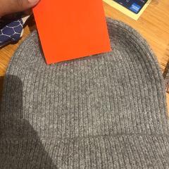 모자 grey, iLost를 사용하여 Amsterdam ID Aparthotel에 보고됨