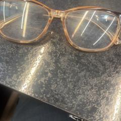 Lunettes de prescription, a été signalé par Rotterdam The Hague Airport utilisant iLost