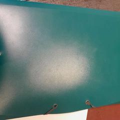 Pochette verte foncée, como reportado por TCL utilizando o iLost