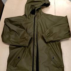 Regenjas Groen kinder, amint azt IKEA Groningen az iLost segítségével jelentette.