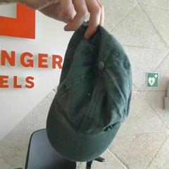 Boné green, como reportado por MEININGER Hotel Berlin Central Station utilizando o iLost