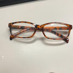 Gafas Bruin met zwarte patronen, ha sido reportado por Burgers' Zoo con iLost