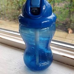 Garrafa para beber Blauw met rietje, como reportado por DierenPark Amersfoort utilizando o iLost