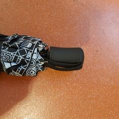 Skládací deštník noir et blanc, jak nahlášeno TCL pomocí iLost