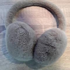 Fülmelegítő, amint azt EBS Tramplein az iLost segítségével jelentette.