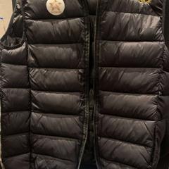 Veste Black, come riportato da The Dominican utilizzando iLost