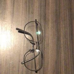 リーディンググラス Zwar/grijs がiLostで Van der Valk Hotel Zwolle によって報告されました