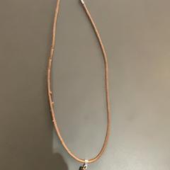 قلادة مع حلية، كما تم الإبلاغ عنه بواسطة MEININGER Hotel Berlin "Mitte" Humboldthaus عبر iLost