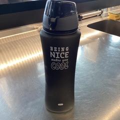 Bouteille, a été signalé par MEININGER Hotel Leipzig Hauptbahnhof utilisant iLost