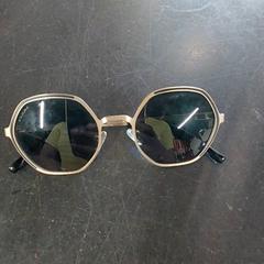 Gafas de sol Monture dorée et noire, ha sido reportado por IKEA Lille con iLost