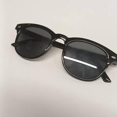 Occhiali da sole Noir, come riportato da IKEA Saint-Etienne utilizzando iLost