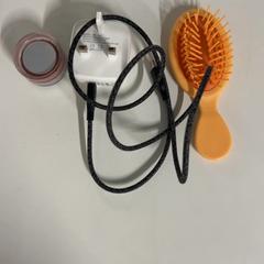 شاحن usb، كما تم الإبلاغ عنه بواسطة Silver Sands Beach عبر iLost