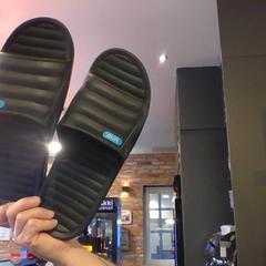 Slippers Black, zoals gemeld door MEININGER Hotel Hamburg City Center met iLost