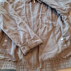 Chaqueta de hombre, ha sido reportado por IKEA Lyon Grand Parilly con iLost