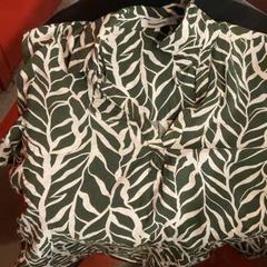 Camisa tee, ha sido reportado por MEININGER Hotel Bordeaux Gare Saint-Jean con iLost