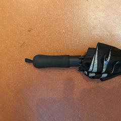 Parapluie pliant noir, a été signalé par TCL utilisant iLost