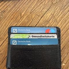 zwarte leren portemonnee Duitsland, amint azt az iLostnak jelentették.