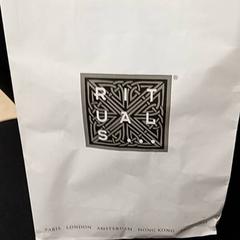 Papír táska Wit rituals, amint azt Qbuzz GD Groningen Peizerweg az iLost segítségével jelentette.