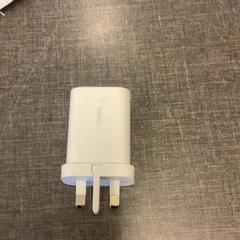 Adapter Blanc, zoals gemeld door MEININGER Hotel Brussels City Center met iLost