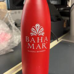 魔法瓶 Aluminium fles, rode kleur がiLostで Van der Valk Hotel Sneek によって報告されました
