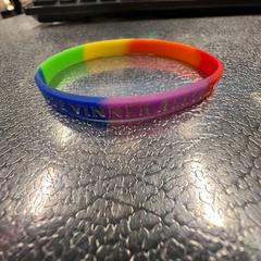 Armbånd regnbuefarget, som rapportert av IKEA Slependen ved bruk av iLost