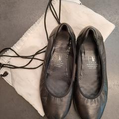 Schoenen in zak, as reported by Rotterdam The Hague Airport using iLost