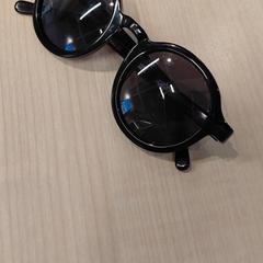 Lunettes de soleil noires, a été signalé par IKEA Toulouse utilisant iLost