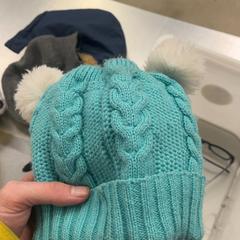 Gorro & Guantes Turquoise, ha sido reportado por IKEA Utrecht con iLost