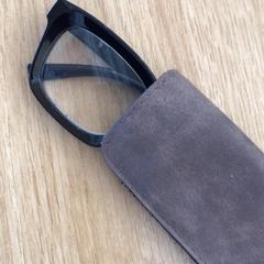 Portaocchiali con occhiali, come riportato da Gemeente Alkmaar utilizzando iLost