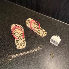 Varios Slippers, Oorbel, Stekker, Sieraad, ha sido reportado por Hotel Van der Valk Harderwijk op de Veluwe con iLost