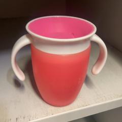 Kopp Roze beker met witte handvat, rapporterat av IKEA Utrecht med iLost