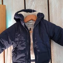 Dzseki Donker blauw en witte binnekant, amint azt DierenPark Amersfoort az iLost segítségével jelentette.