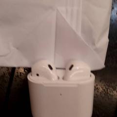 Oortjes in houder, jak nahlášeno Rotterdam The Hague Airport pomocí iLost