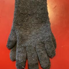 Guants Grey, segons ha informat MEININGER Hotel Berlin Alexanderplatz mitjançant iLost