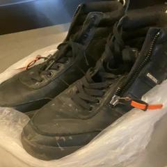 Sko Black, rapporterat av MEININGER Hotel Leipzig Hauptbahnhof med iLost