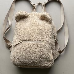 Beige kinder rugzakje met kleding، كما تم الإبلاغ عنه عبر iLost