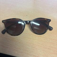 Sunglasses, segundo informou The Dominican usando iLost