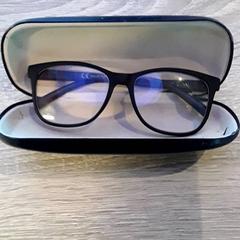 Szemüvegtok szemüveggel, amint azt EBS Tramplein az iLost segítségével jelentette.