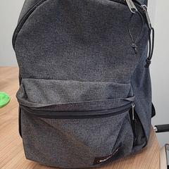 バックパック Eastpak grijs がiLostで Connexxion Haarlem AML によって報告されました