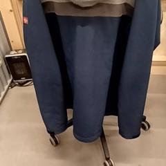 Bunda Blauw met grijs bij de schouders, jak nahlášeno Heidelberglaan 15 pomocí iLost